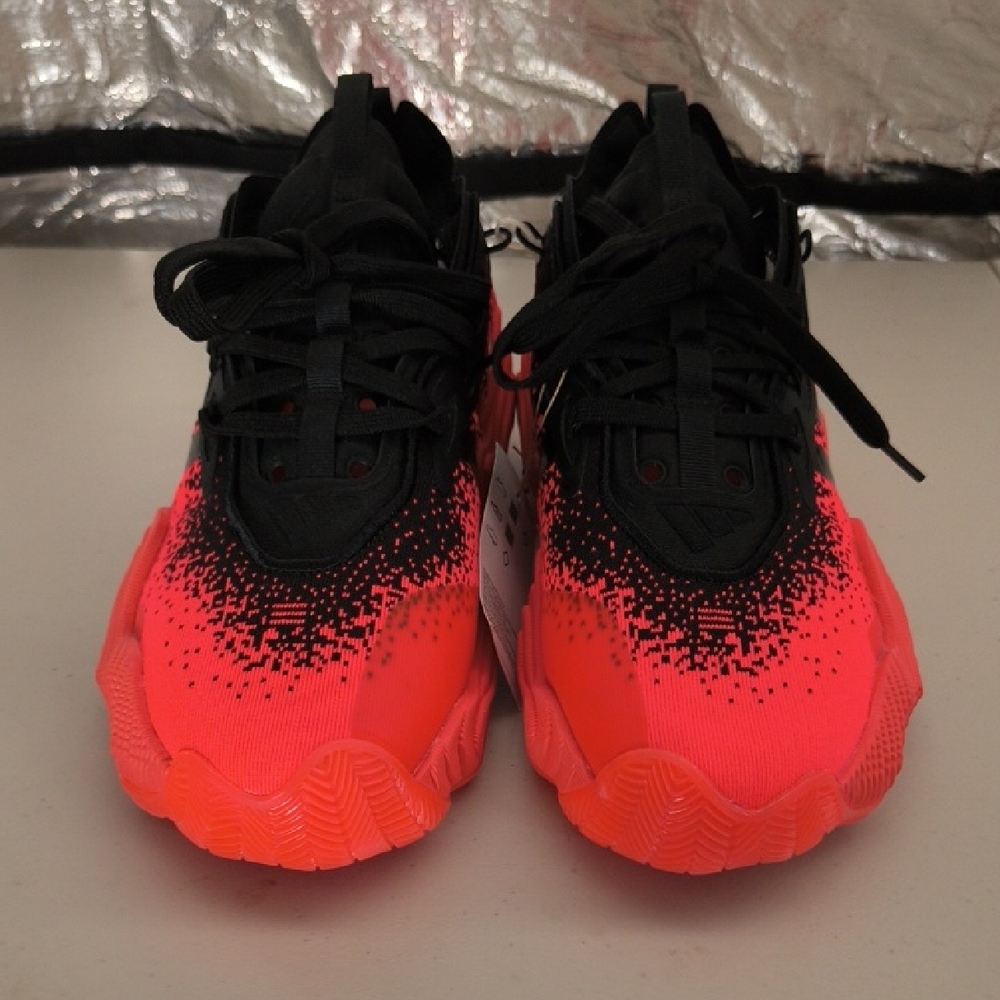 Vibrant Men Basketball Shoes